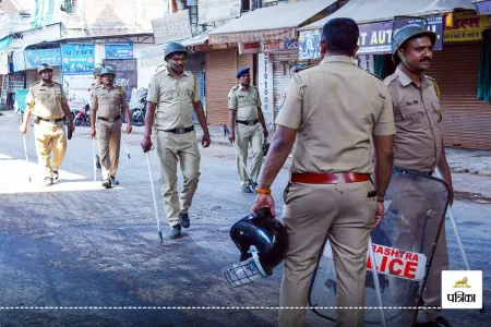 महाराष्ट्र के अहिल्यानगर में गरबा कार्यक्रम में अचानक दो गुट भिड़ गए और माहौल बेकाबू हो गया। 63 लोगों के खिलाफ मामला दर्ज किया गया है।