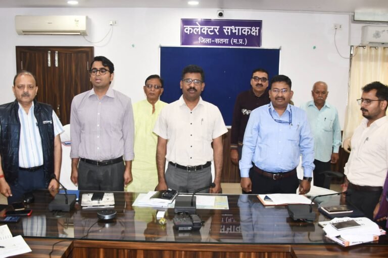 Satna कलेक्ट्रेट में राष्ट्रीय गीत व राष्ट्रगान के साथ कार्य की शुरुआत