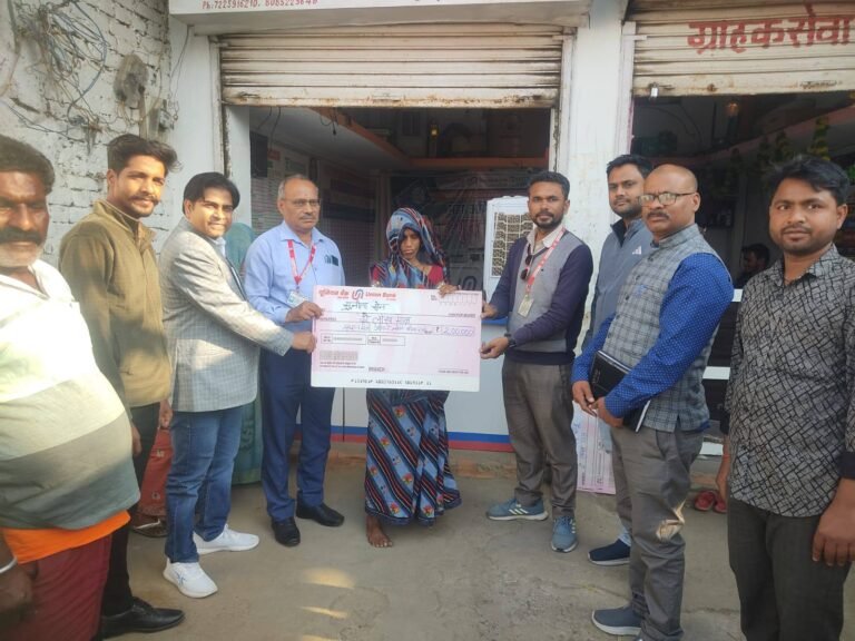 Pradhan Mantri Jeevan Jyoti Bima Yojana के तहत दो हितग्राहियों के परिजनों को 2-2 लाख रुपये की सहायता