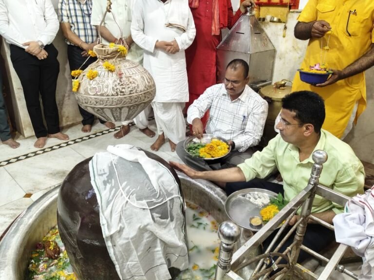 दमोह में स्वास्थ्य सेवाओं, प्रधानमंत्री आवास और मेडिकल कॉलेज परियोजना की समीक्षा, संभागायुक्त अनिल सुचारी ने दिए विकास एवं जनसुविधाओं को गति देने के निर्देश
