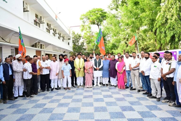 प्रधानमंत्री मोदी के 12 वर्ष पूर्ण होने पर भाजपा कार्यालय में विकास एवं जनकल्याण प्रदर्शनी का अवलोकन