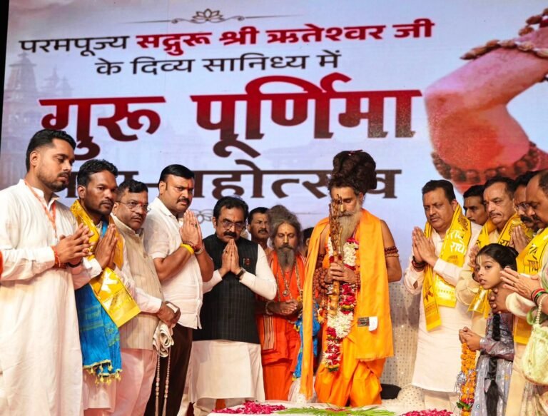 गुरु पूर्णिमा महोत्सव में संतों के सान्निध्य का मिला सौभाग्य, श्री आनंदम धाम पीठ में उमड़ा श्रद्धा और आस्था का सैलाब