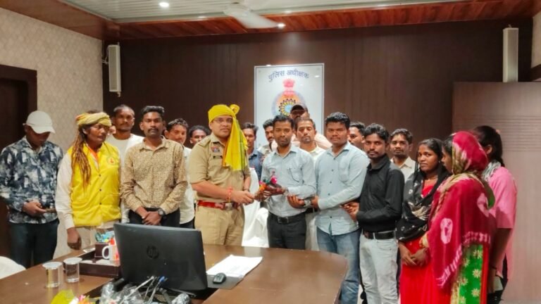 पुलिस अधीक्षक से अस्थाई स्कूल कोचिंग सेंटर के शिक्षकों की सौजन्य भेंट, विभिन्न विषयों पर हुआ सकारात्मक संवाद